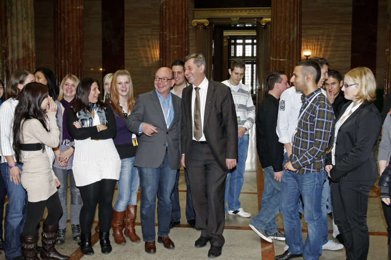Gruppenaufnahme mit Bundesratspräsident Martin Preineder (in der Mitte) und Schülern der HAK/HASCH Wr. Neustadt