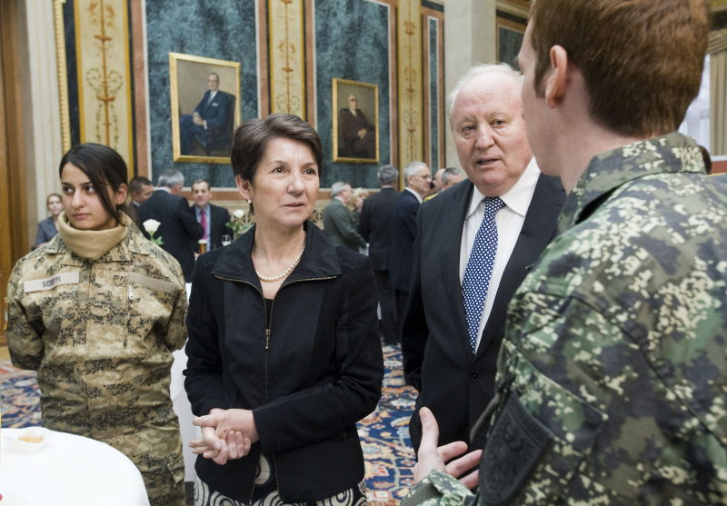 Mag. Barbara Prammer - Präsidentin des Nationalrates (2.v.li.) und Anton Gaal - Amtsführender Vorsitzender Präsident der Parlamentarischen Bundesheerkommission (3.v.li) im Gespräch mit BundesheersoldatInnen