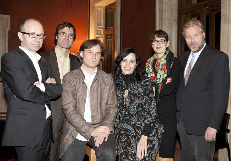 v.li. Peter Zimmermann -  Moderator, Stefan Klein - Wissenschaftsautor, Physiker und Philosoph, Michael Schenk - Sozialexperte bei Diakonie Österreich und Vorsitzender der Armutskonferenz, Monika Kalcsics - freie Journalistin und Katastrophenhelferin der Caritas, Zita Bereuter – Moderatorin und Helmut Spudich - Autor und Journalist