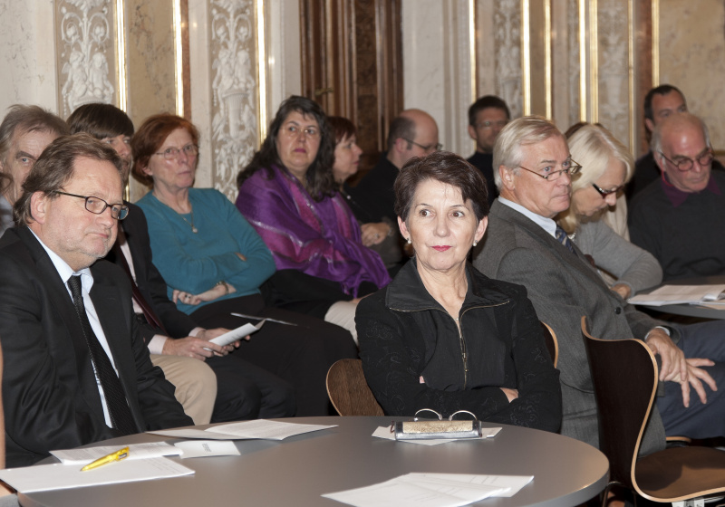 Erste Reihe v.li. Gerhard Marschall und Mag.a Barbara Prammer - Präsidentin des Nationalrates