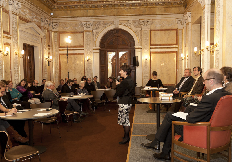 Mag.a Barbara Prammer - Präsidentin des Nationalrates am Mikrofon