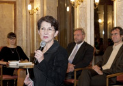 Mag.a Barbara Prammer - Präsidentin des Nationalrates am Mikrofon