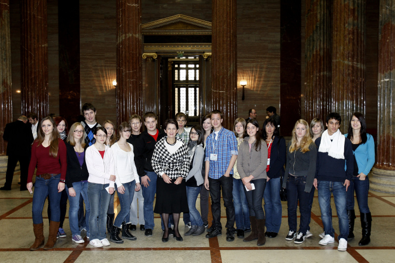 Nationalratspräsidentin Mag.a Barbara Prammer mit der Klasse Polit. Bildung - BG Lilienfeld