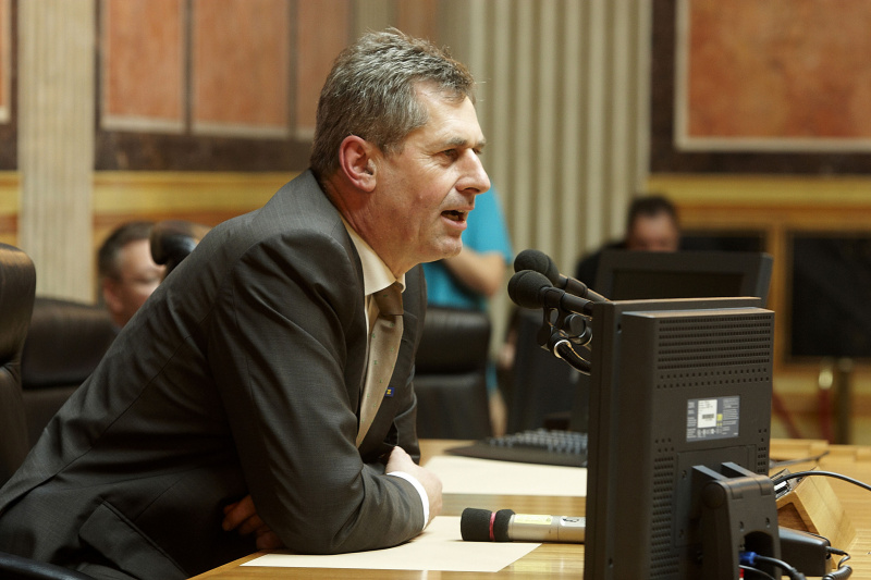 Bundesratspräsident Martin Preineder am Präsidium mit Teilnehmern am Jugendparlament