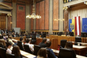 Bundesratspräsident Martin Preineder am Präsidium mit Teilnehmern am Jugendparlament