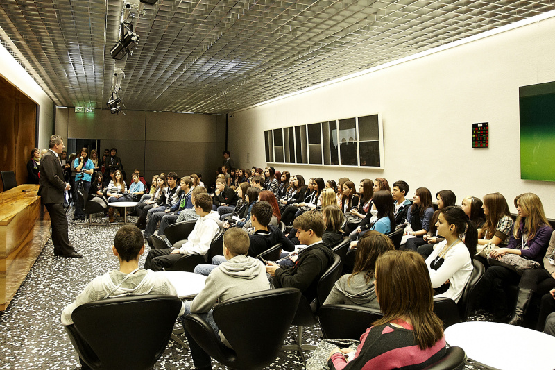 Bundesratspräsident Martin Preineder im Dialog mit TeilnehmerInnen des Jugendparlaments
