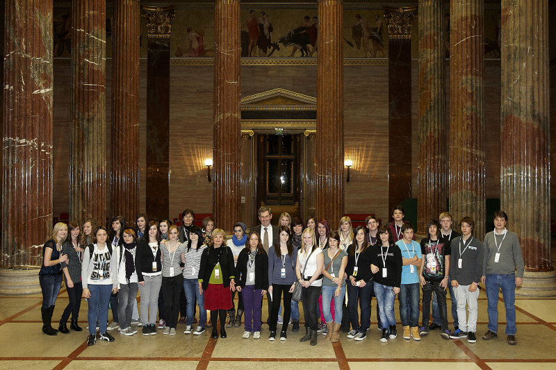 Bundesratspräsident Martin Preineder mit der Klasse 5D - Borg Krems