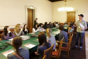 SchülerInnen bei einer Ausschussitzung