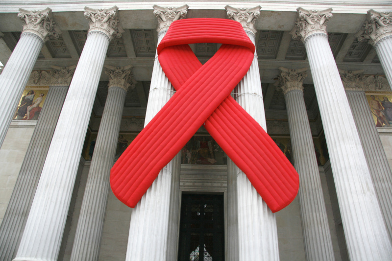Red Ribbon - Aidsschleife am Parlamentsgebäude aus Anlass des Welt-Aids-Tages am 1. Dezember 2010 - Red Ribbon