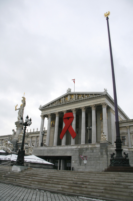 Red Ribbon - Aidsschleife am Parlamentsgebäude aus Anlass des Welt-Aids-Tages am 1. Dezember 2010 - Red Ribbon