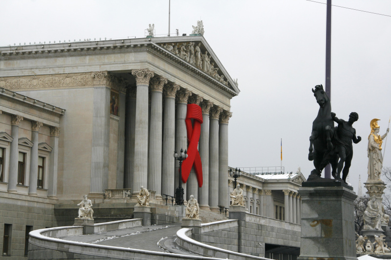 Red Ribbon - Aidsschleife am Parlamentsgebäude aus Anlass des Welt-Aids-Tages am 1. Dezember 2010 - Red Ribbon