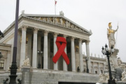 Red Ribbon - Aidsschleife am Parlamentsgebäude aus Anlass des Welt-Aids-Tages am 1. Dezember 2010 - Red Ribbon