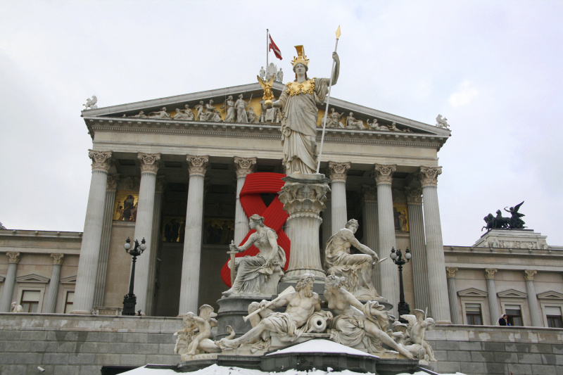 Red Ribbon - Aidsschleife am Parlamentsgebäude aus Anlass des Welt-Aids-Tages am 1. Dezember 2010 - Red Ribbon