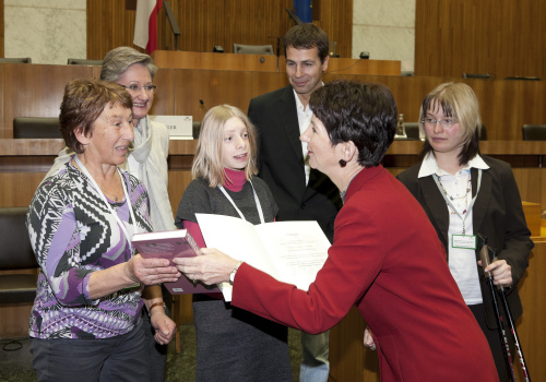 v.li. Veranstaltungsteilnehmerin, Dr. Claudia Schmied - Bundesministerin für Unterricht - Kunst und Kultur, Veranstaltungsteilnehmer,  Mag.a Barbara Prammer - Präsidentin des Nationalrates und Lisa Hoernler - Absolventin der Handelsakademie Spital an der Drau (2010) - seit 09/2010 Radio-Moderatorin