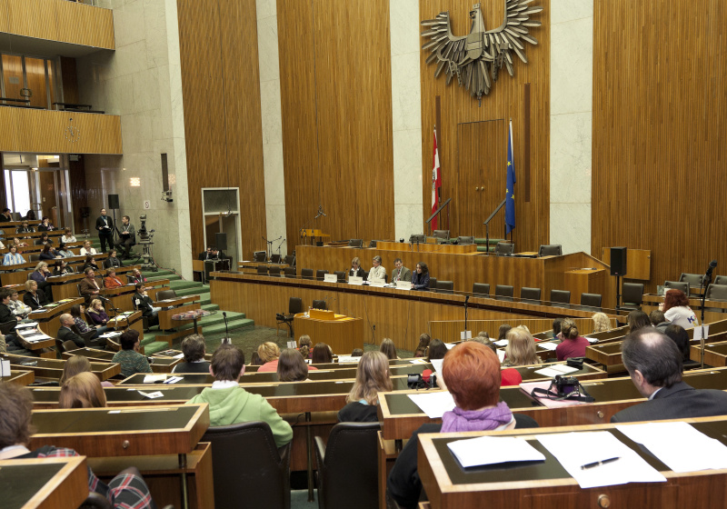 Auf der Regierungsbank v.li. Lisa Hörnler - Absolventin der Handelsakademie Spital an der Drau (2010) - seit 09/2010 Radio-Moderatorin, Dr. Claudia Schmied - Bundesministerin für Unterricht - Kunst und Kultur, Rainer Rosenberg - ORF, Mag.  Marianne Schulze LL.M. - Vorsitzende des Monitoringausschusses zur Umsetzung der UN-Konvention über die Rechte von Menschen mit Behinderung