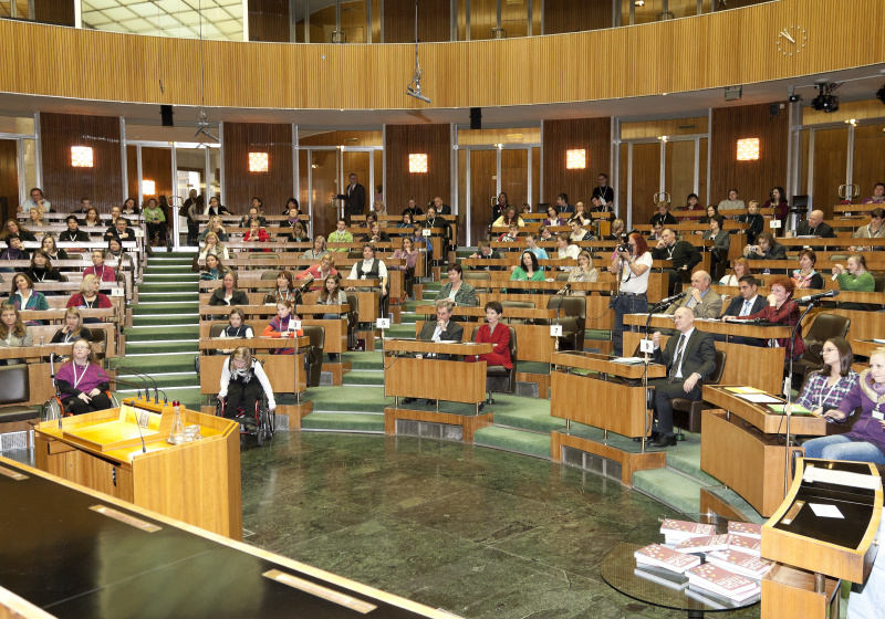 Blick in Richtung VeranstaltungsteilnehmerInnen mit Mag.a Barbara Prammer - Parlamentpräsidentin (Bildmitte)