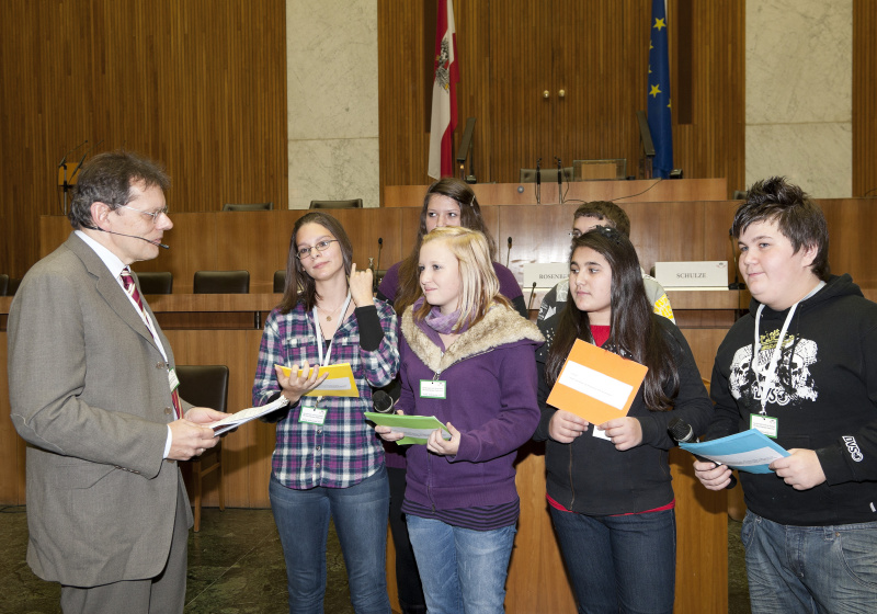 v.li. Rainer Rosenberg - ORF und SchülerInnen der Hauptschule Zell am See