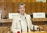 Dr. Claudia Schmied - Bundesministerin fuer Unterricht - Kunst und Kultur am Rednerpult