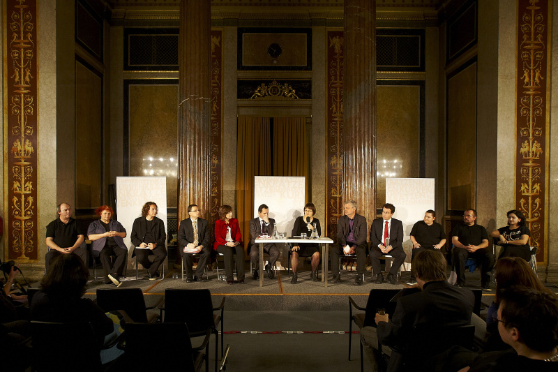 Diskussionspodium v.links: 2 Schauspieler, Dr. Michael Wrenschur - InterACT, August Wöginger - Abgeordneter zum Nationalrat der ÖVP, Mag. Christine Lapp - Abgeordnete zum Nationalrat der SPÖ,  Dr.Christian Friesl - Industriellenvereinigung Leiter Gesellschaftspolitik, Dr. Michaela Moser - Die Armutskonferenz, Karl Öllinger - Abgeordneter zum Nationalrat der Grünen und Dr.Johannes Kopf - Vorstand des AMS und 3 Schauspieler.