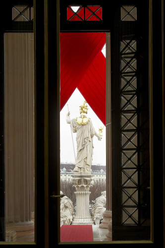 Red Ribbon - Aidsschleife am Parlamentsgebäude aus Anlass des Welt-Aids-Tages am 1. Dezember 2010 - Red Ribbon