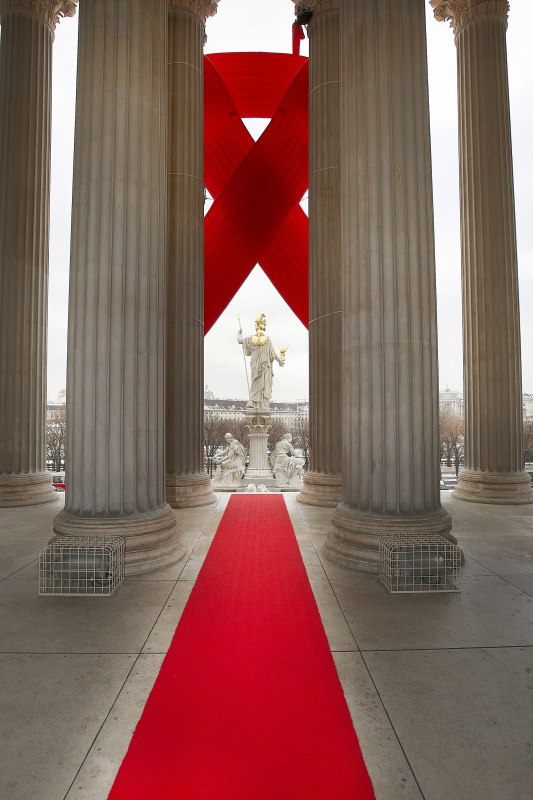 Red Ribbon - Aidsschleife am Parlamentsgebäude aus Anlass des Welt-Aids-Tages am 1. Dezember 2010 - Red Ribbon