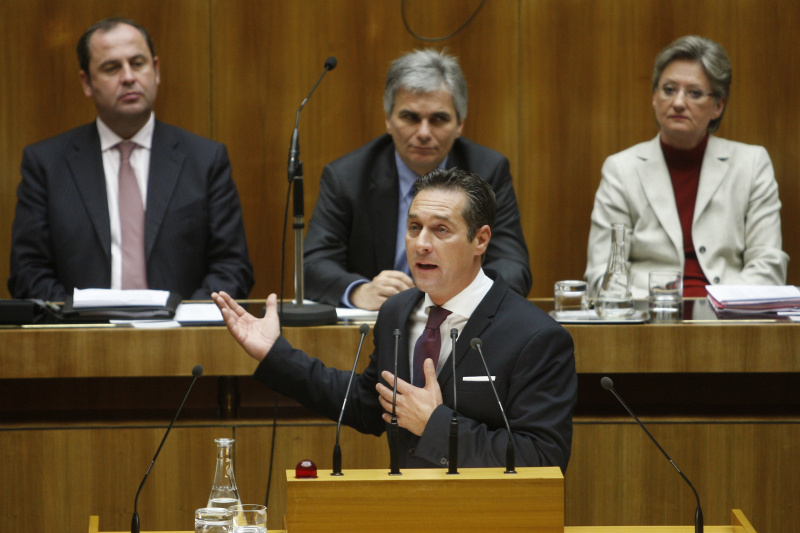 Heinz-Christian Strache, Klubobmann der FPÖ, am Rednerpult. Auf der Regierungsbank v.li.  Finanzminister Dipl.Ing.Josef Pröll, Bundeskanzler Werner Faymann und Bundesministerin für Unterricht, Kunst und Kultur Dr.in Claudia Schmied