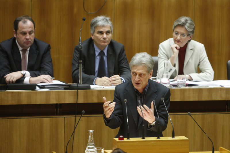 Dr.Josef Cap, Klubobmann der SPÖ, am Rednerpult. Auf der Regierungsbank v.li.  Finanzminister Dipl.Ing.Josef Pröll, Bundeskanzler Werner Faymann und Bundesministerin für Unterricht, Kunst und Kultur Dr.in Claudia Schmied