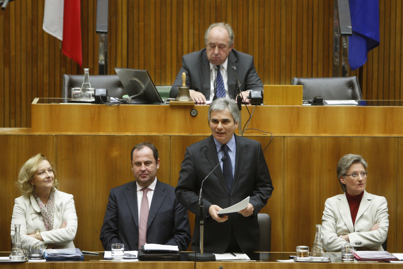 Auf der Regierungsbank v.li. Bundesministerin für Inneres Dr.in Maria Theresia Fekter,  Finanzminister Dipl.Ing.Josef Pröll, Bundeskanzler Werner Faymann bei seiner Rede und Bundesministerin für Unterricht, Kunst und Kultur Dr.in Claudia Schmied. Am Präsidium Fritz Neugebauer - Zweiter Nationalratspräsident