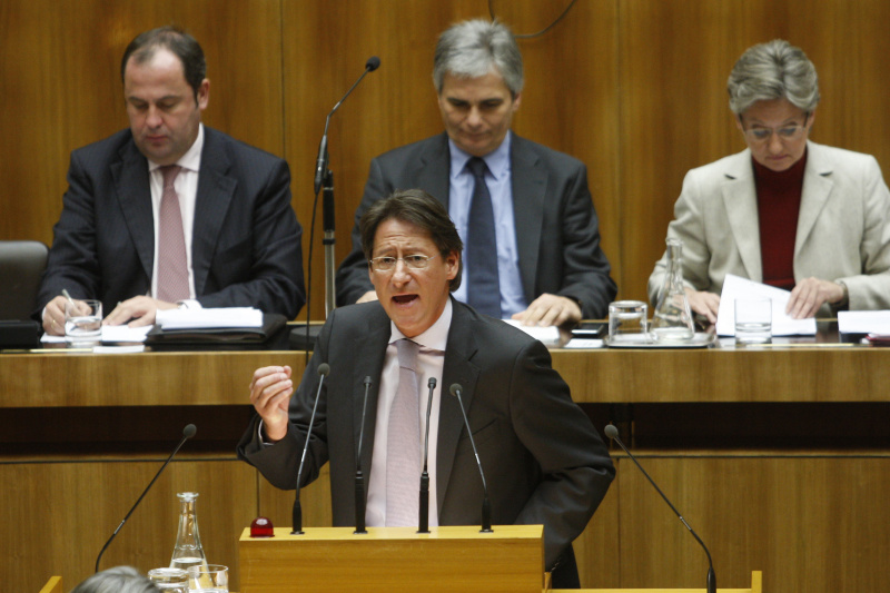 Josef Bucher, Klubobmann des BZÖ, am Rednerpult. Auf der Regierungsbank v.li.  Finanzminister Dipl.Ing.Josef Pröll, Bundeskanzler Werner Faymann und Bundesministerin für Unterricht, Kunst und Kultur Dr.in Claudia Schmied