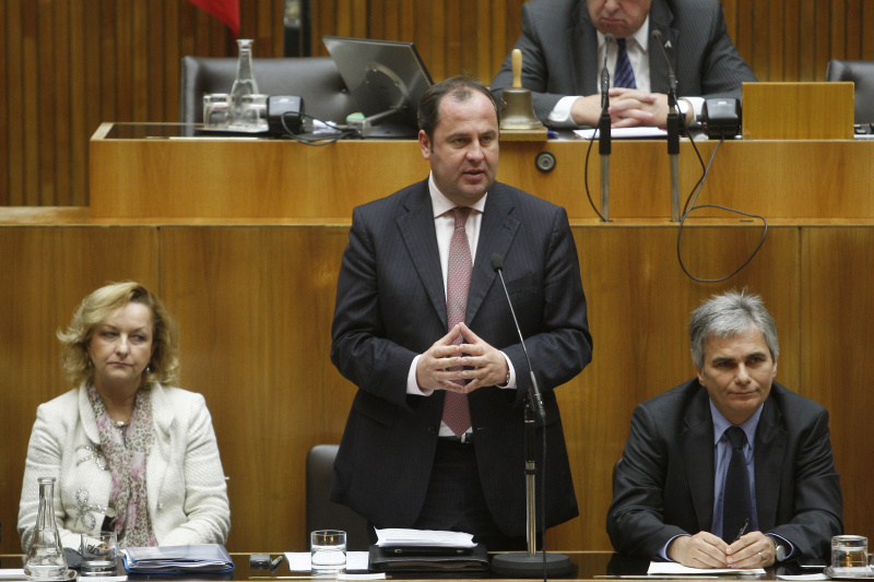 Auf der Regierungsbank v.li. Bundesministerin für Inneres Dr.in Maria Theresia Fekter,  Finanzminister Dipl.Ing.Josef Pröll bei seiner Rede und Bundeskanzler Werner Faymann