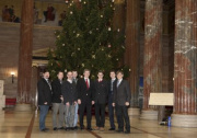 Martin Preineder - Präsident des Bundesrates (5.v.li.) mit seinen Gästen vor dem Weihnachtsbaum - Gemeinde Ybbs