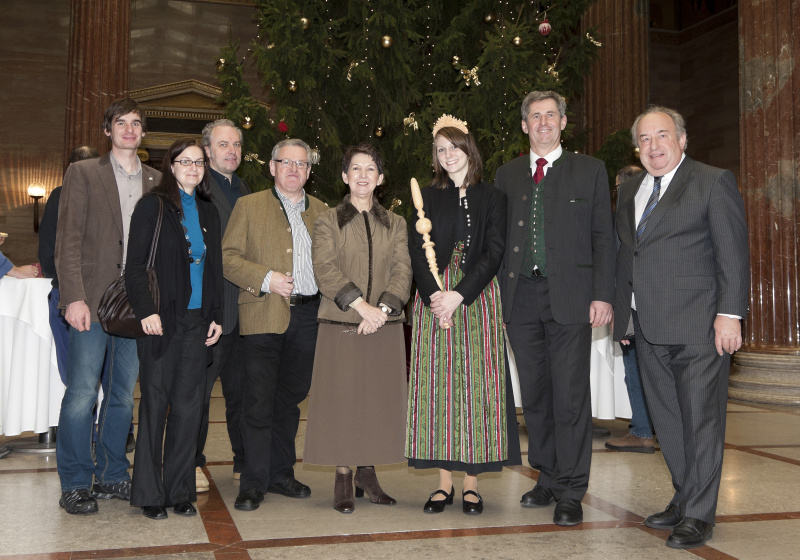 VeranstaltungsteilnehmerInnen mit Roman Lechner - Obmann des Tourismusverbandes Bucklige Welt (4.v.li.), Mag.a Barbara Prammer - Präsidentin des Nationalrates (5.v.li.), Martin Preineder - Präsident des Bundesrates (7.v.li.) und Fritz Neugebauer - Zweiter Nationalratspräsident (re.)