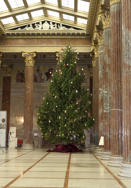Geschmückter Weihnachtsbaum in der Säulenhalle des Parlaments