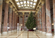 Geschmückter Weihnachtsbaum in der Säulenhalle des Parlaments