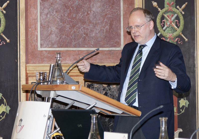 Hofrat Dr. Meinrad Handstanger - Richter am Verwaltungsgerichtshof am Rednerpult