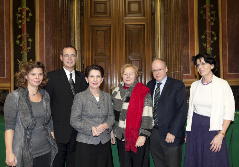 v.li. Mag.a Barbara Liegl - Leiterin des RAXEN-Focal Point am Ludwig Boltzmann Institut für Menschenrechte, ao. Univ.-Prof. Dr. Hannes Tretter - Universität Wien -  Leiter des Ludwig Boltzmann Instituts für Menschenrechte, Mag.a Barbara Prammer - Präsidentin des Nationalrates, Dr.in Waltraut Kotschy - ehem. gf. Mitglied der Datenschutzkommission, Hofrat Dr. Meinrad Handstanger - Richter am Verwaltungsgerichtshof und Dr.in Maria Wittmann-Tiwald - Richterin am OLG Wien
