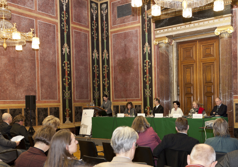 Mag.a Barbara Prammer - Nationalratspräsidentin am Rednerpult. Am Podium v.li. Mag.a Barbara Liegl - Leiterin des RAXEN-Focal Point am Ludwig Boltzmann Institut für Menschenrechte, ao. Univ. Prof. Dr. Hannes Tretter - Universität Wien -  Leiter des Ludwig Boltzmann Instituts für Menschenrechte, Dr.in Maria Wittmann-Tiwald - Richterin am OLG Wien, Dr.in Waltraut Kotschy - ehem. gf. Mitglied der Datenschutzkommission und Hofrat Dr. Meinrad Handstanger - Richter am Verwaltungsgerichtshof