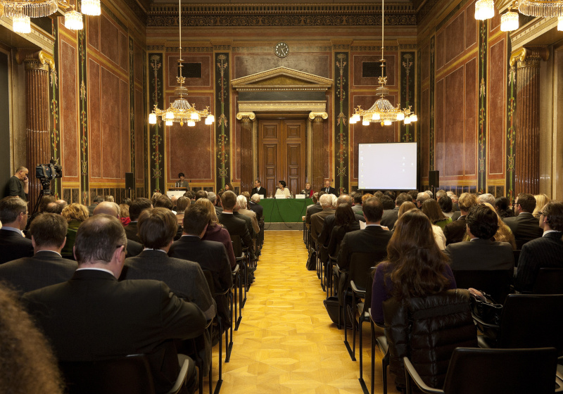 Mag.a Barbara Prammer - Nationalratspräsidentin am Rednerpult. Am Podium v.li. Mag.a Barbara Liegl - Leiterin des RAXEN-Focal Point am Ludwig Boltzmann Institut für Menschenrechte, ao. Univ. Prof. Dr. Hannes Tretter - Universität Wien -  Leiter des Ludwig Boltzmann Instituts für Menschenrechte, Dr.in Maria Wittmann-Tiwald - Richterin am OLG Wien, Dr.in Waltraut Kotschy - ehem. gf. Mitglied der Datenschutzkommission und Hofrat Dr. Meinrad Handstanger - Richter am Verwaltungsgerichtshof