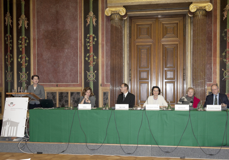 Mag.a Barbara Prammer - Nationalratspräsidentin am Rednerpult. Am Podium v.li.  Mag.a Barbara Liegl - Leiterin des RAXEN-Focal Point am Ludwig Boltzmann Institut für Menschenrechte, ao. Univ. Prof. Dr. Hannes Tretter - Universität Wien -  Leiter des Ludwig Boltzmann Instituts für Menschenrechte, Dr.in Maria Wittmann-Tiwald - Richterin am OLG Wien, Dr.in Waltraut Kotschy - ehem. gf. Mitglied der Datenschutzkommission und Hofrat Dr. Meinrad Handstanger - Richter am Verwaltungsgerichtshof