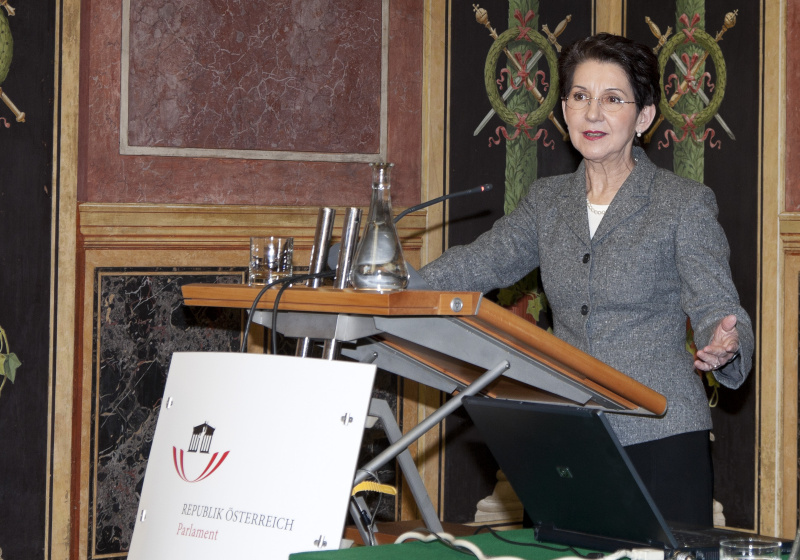 Mag.a Barbara Prammer - Präsidentin des Nationalrates am Rednerpult