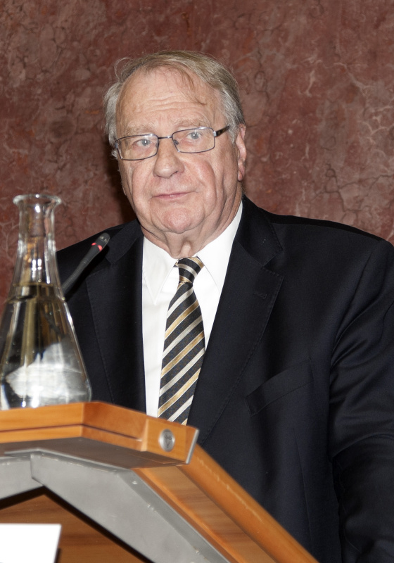 Dr. Harald Ofner - Bundesminister für Justiz a.D. am Rednerpult