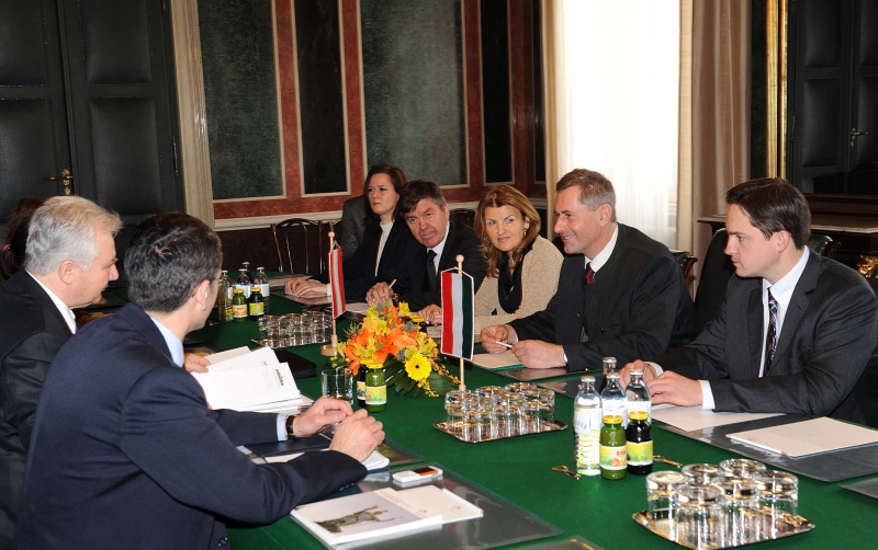 Linke Bildhälfte: Ungarische Delegation mit Istvan Jakab - Vizepräsident der ungarischen Nationalversammlung (li.). Rechte Bildhälfte: Österreichische Delegation mit Dr. Alice Alsch-Harrant (3.v.li.) und  Martin Preineder - Bundesratspräsident (4.v.li).