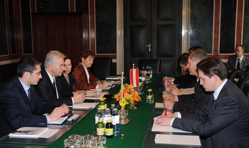 Linke Bildhälfte: Ungarische Delegation mit Istvan Jakab - Vizepräsident der ungarischen Nationalversammlung (2.v.li.). Rechte Bildhälfte: Österreichische Delegation mit Martin Preineder - Bundesratspräsident (2.v.re).