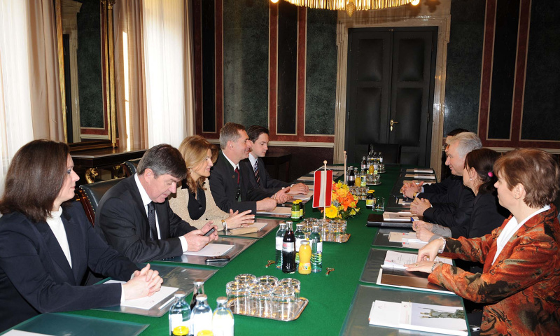 Linke Bildhälfte: Österreichische Delegation mit Dr. Alice Alsch-Harrant (3.v.li.) und  Martin Preineder - Bundesratspräsident (4.v.li). Rechte Bildhälfte: Ungarische Delegation mit Istvan Jakab - Vizepräsident der ungarischen Nationalversammlung (3.v.re.)