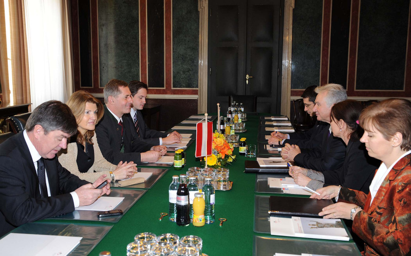 Linke Bildhälfte: Österreichische Delegation mit Dr. Alice Alsch-Harrant (2.v.li.) und  Martin Preineder - Bundesratspräsident (3.v.li). Rechte Bildhälfte: Ungarische Delegation mit Istvan Jakab - Vizepräsident der ungarischen Nationalversammlung (3.v.re.)
