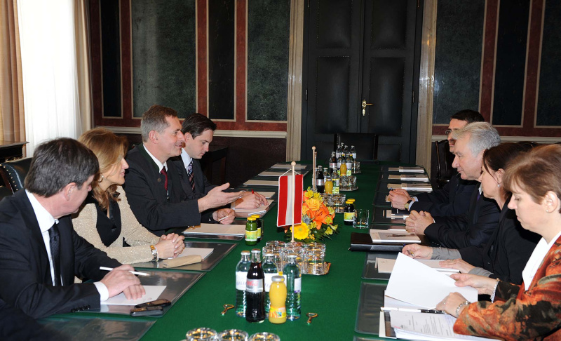 Linke Bildhälfte: Österreichische Delegation mit Dr. Alice Alsch-Harrant (2.v.li.) und  Martin Preineder - Bundesratspräsident (3.v.li). Rechte Bildhälfte: Ungarische Delegation mit Istvan Jakab - Vizepräsident der ungarischen Nationalversammlung (3.v.re.)
