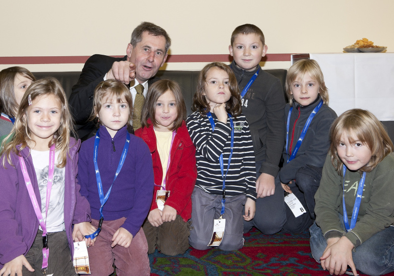 Martin Preineder - Präsident des Bundesrates mit SchülerInnen
