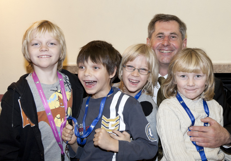 Martin Preineder - Präsident des Bundesrates mit SchülerInnen