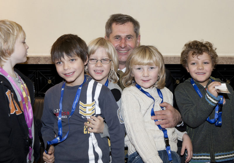 Martin Preineder - Präsident des Bundesrates mit SchülerInnen