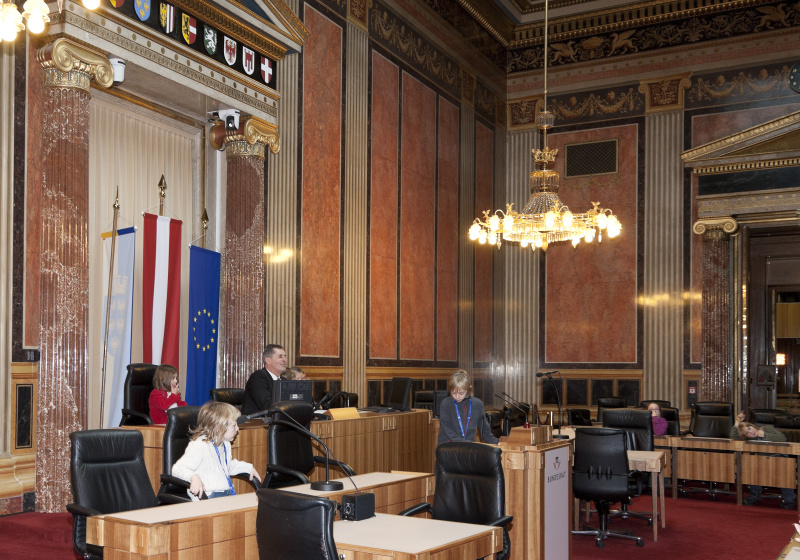 Schüler am Rednerpult. Im Hintergrund Martin Preineder - Präsident des Bundesrates mit SchülerInnen.
